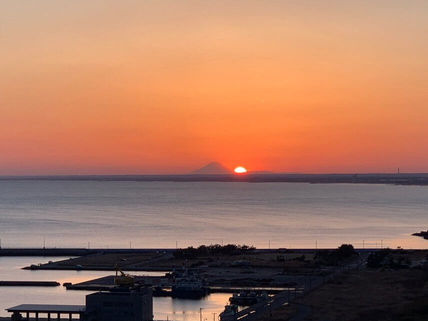 飯岡から見える夕陽と富士山