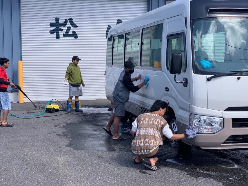 ?送迎バスの洗車?